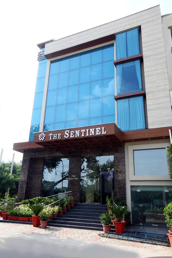 The Sentinel Hotel New Delhi Exterior photo