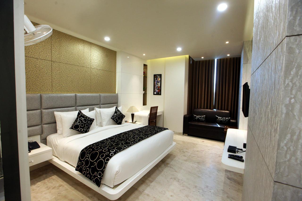 The Sentinel Hotel New Delhi Exterior photo