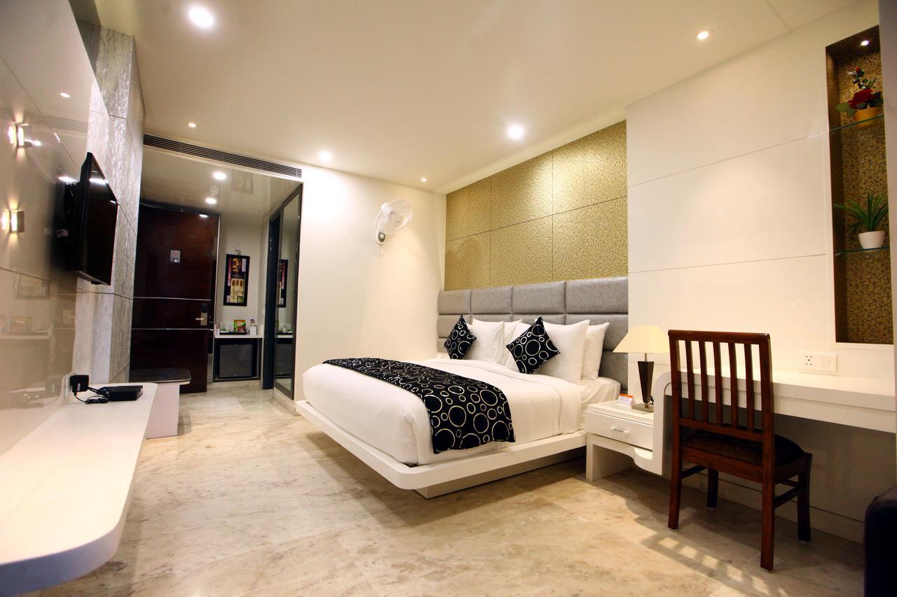 The Sentinel Hotel New Delhi Exterior photo