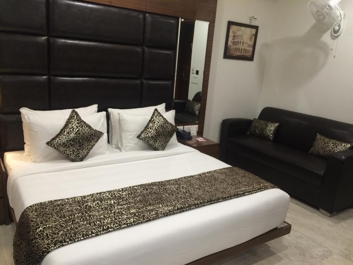 The Sentinel Hotel New Delhi Exterior photo
