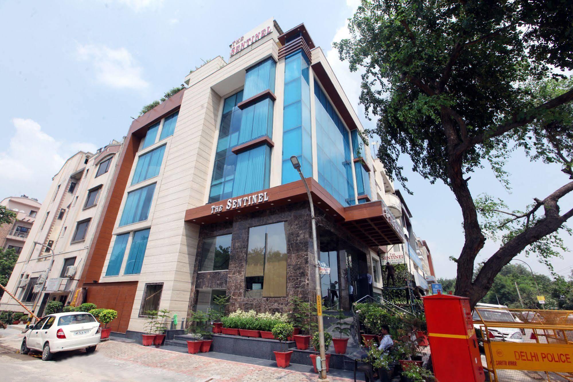 The Sentinel Hotel New Delhi Exterior photo