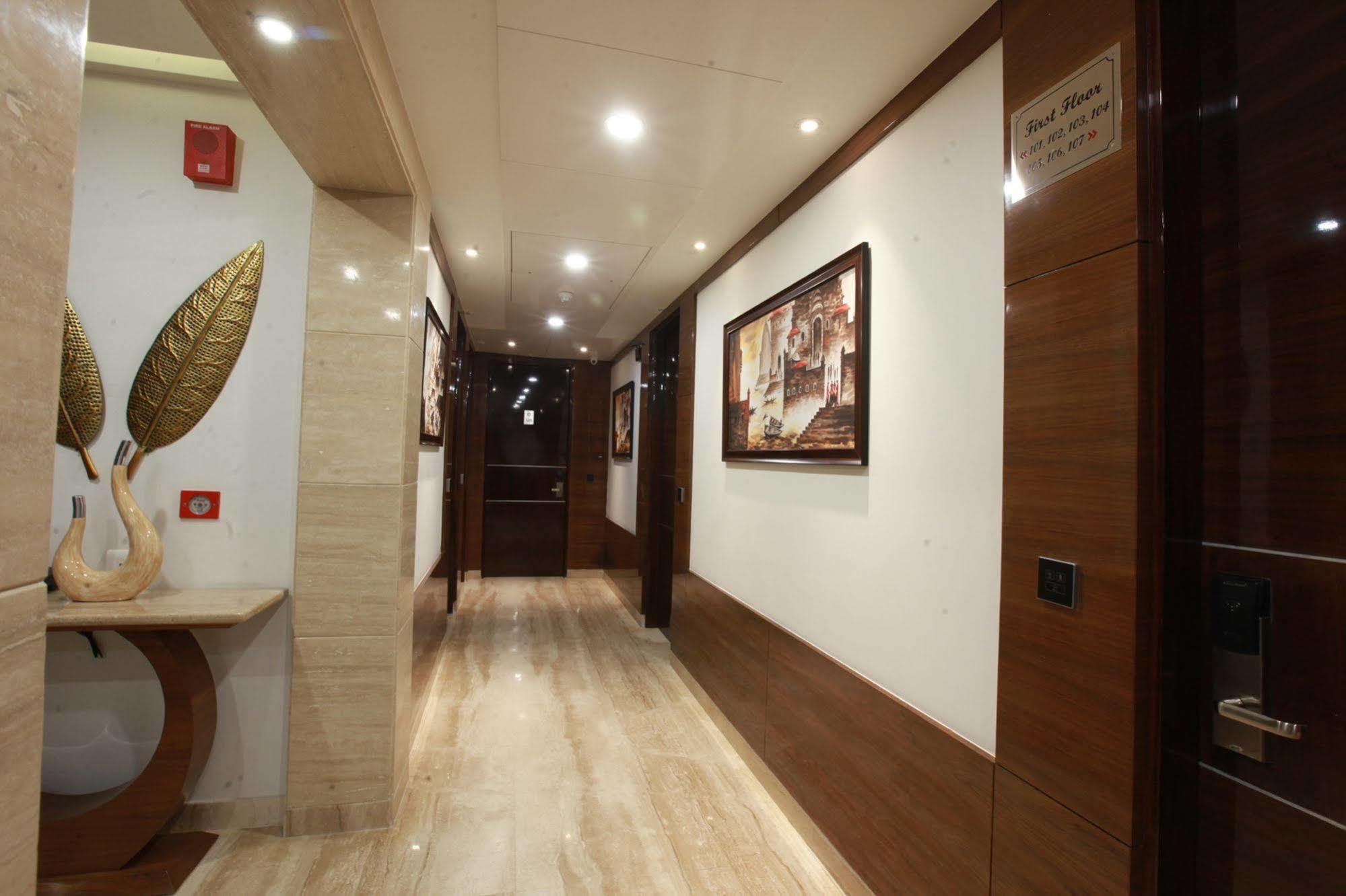 The Sentinel Hotel New Delhi Exterior photo