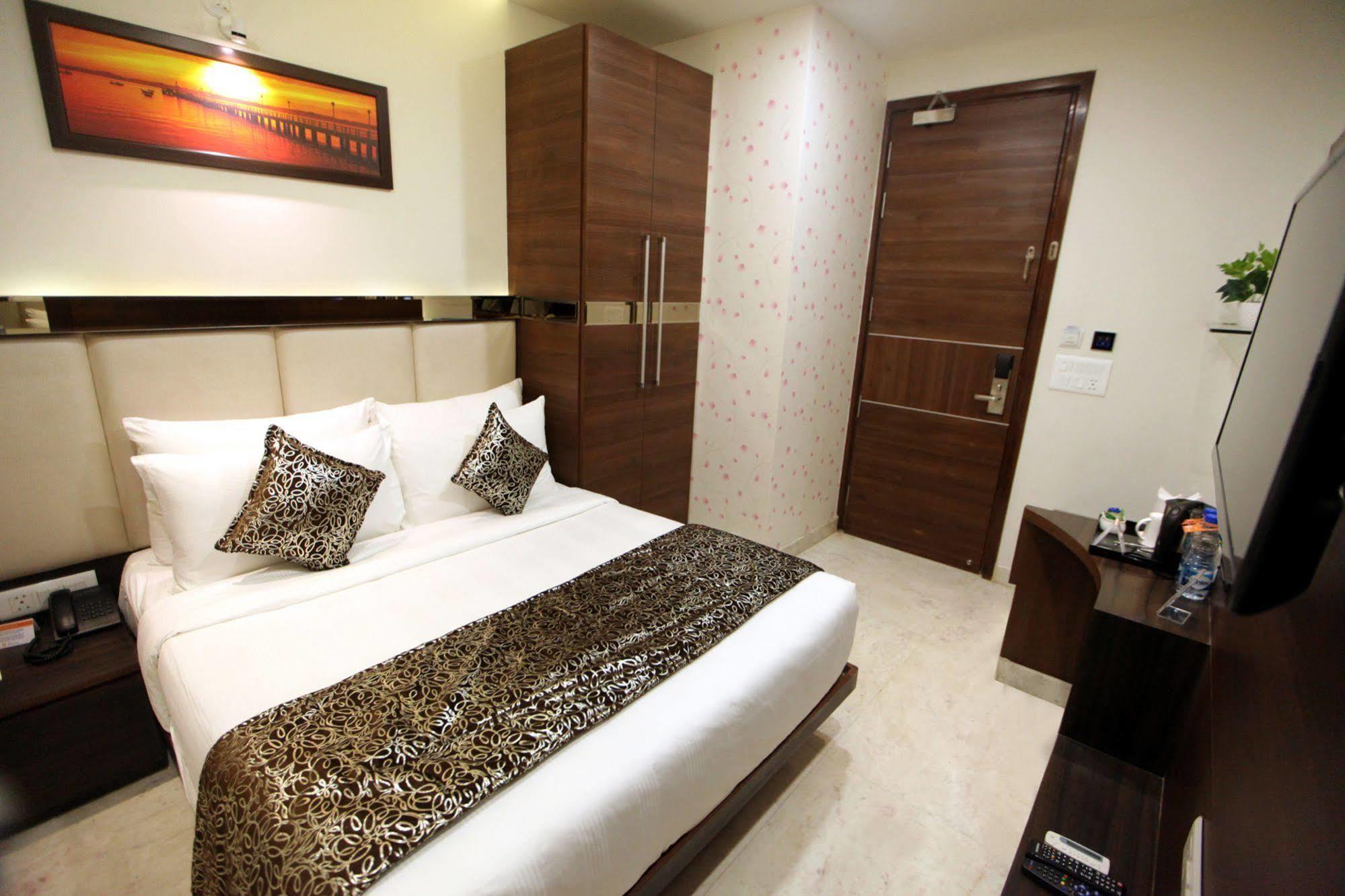 The Sentinel Hotel New Delhi Exterior photo